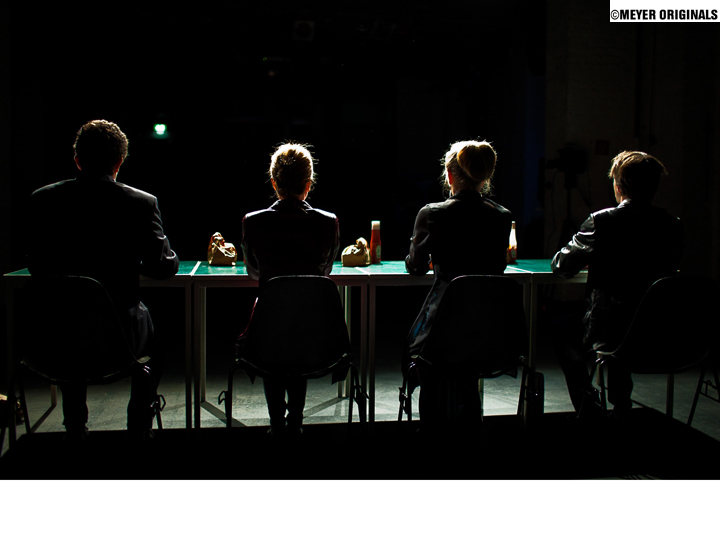 ANDY WARHOL JUST FINISHED EATING A HAMBURGER, Eine Rose-Theegarten-Ensemble Theaterproduktion mit Thomas Wenzel, Claudia Holzapfel, Bettina Muckenhaupt, Charles Ripley